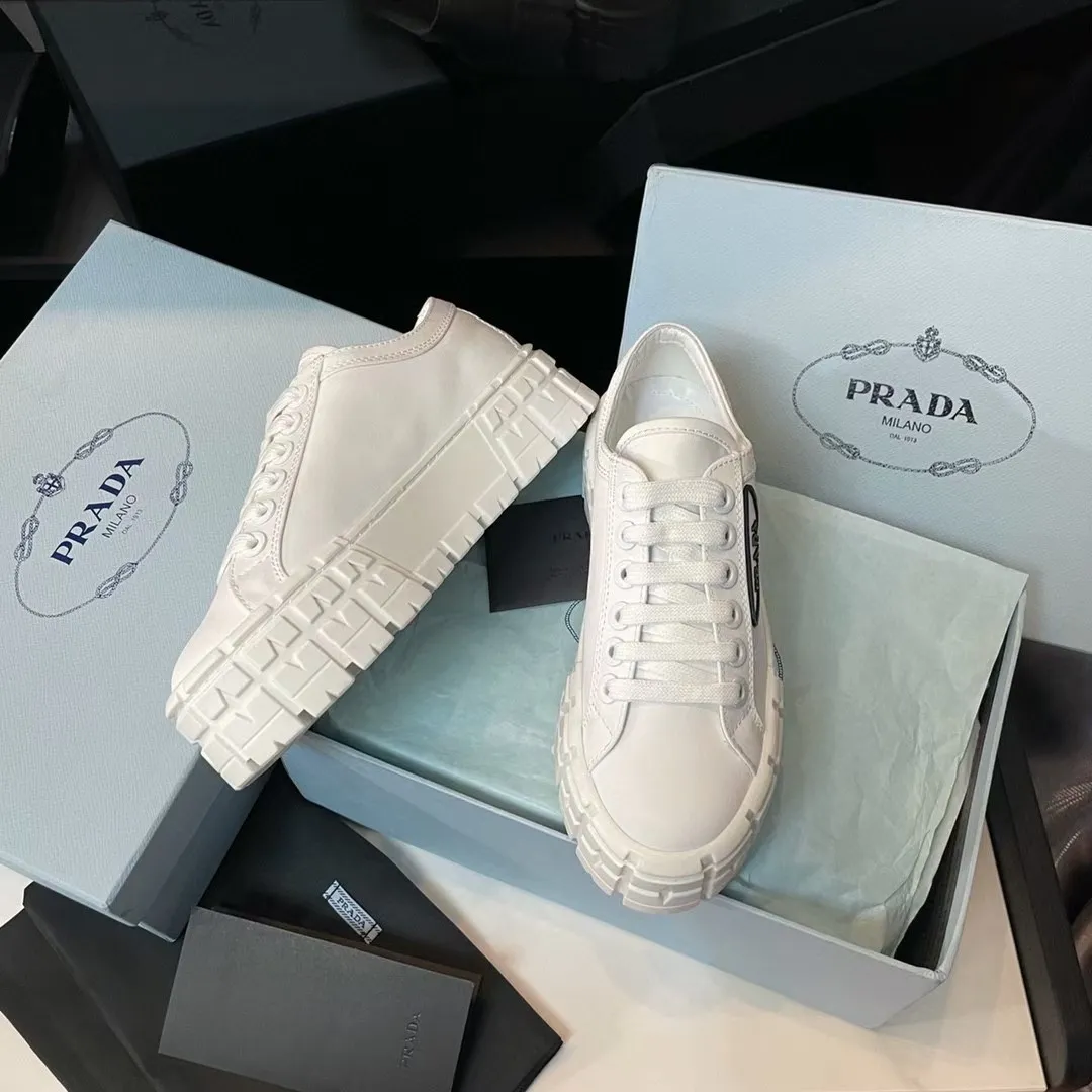 P420👟👟 2024 launches Prada’s latest catwalk shoes, the dad shoe series ͏ 💥PRADA early spring T-stage catwalk style👠Small fresh air with a little expensive feel, very perfect on the feet💃Elegant and elegant, crystal clear, regardless of the quality of accessories, they are all customized one-to-one, zero distance from the original version 1⃣Upper: imported nylon waterproof cloth + glue injection molding process 2⃣Inner lining: mixed sheepskin lining 3⃣Outsole: original one-to-one molded TPU outsole 4⃣🔺Original packaging Heel height 5cm 5⃣Number: 34-40🐎